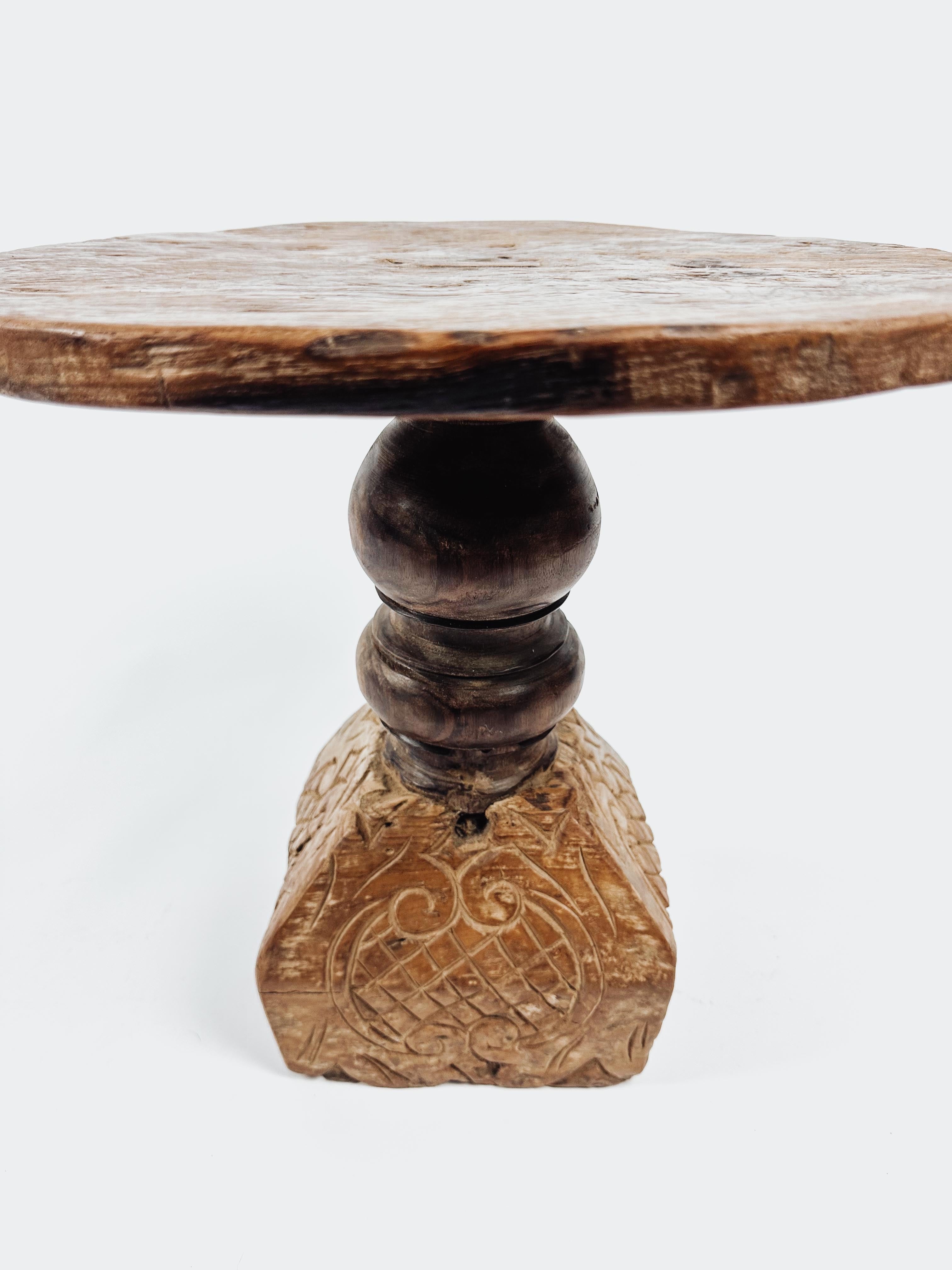 The teak side round table