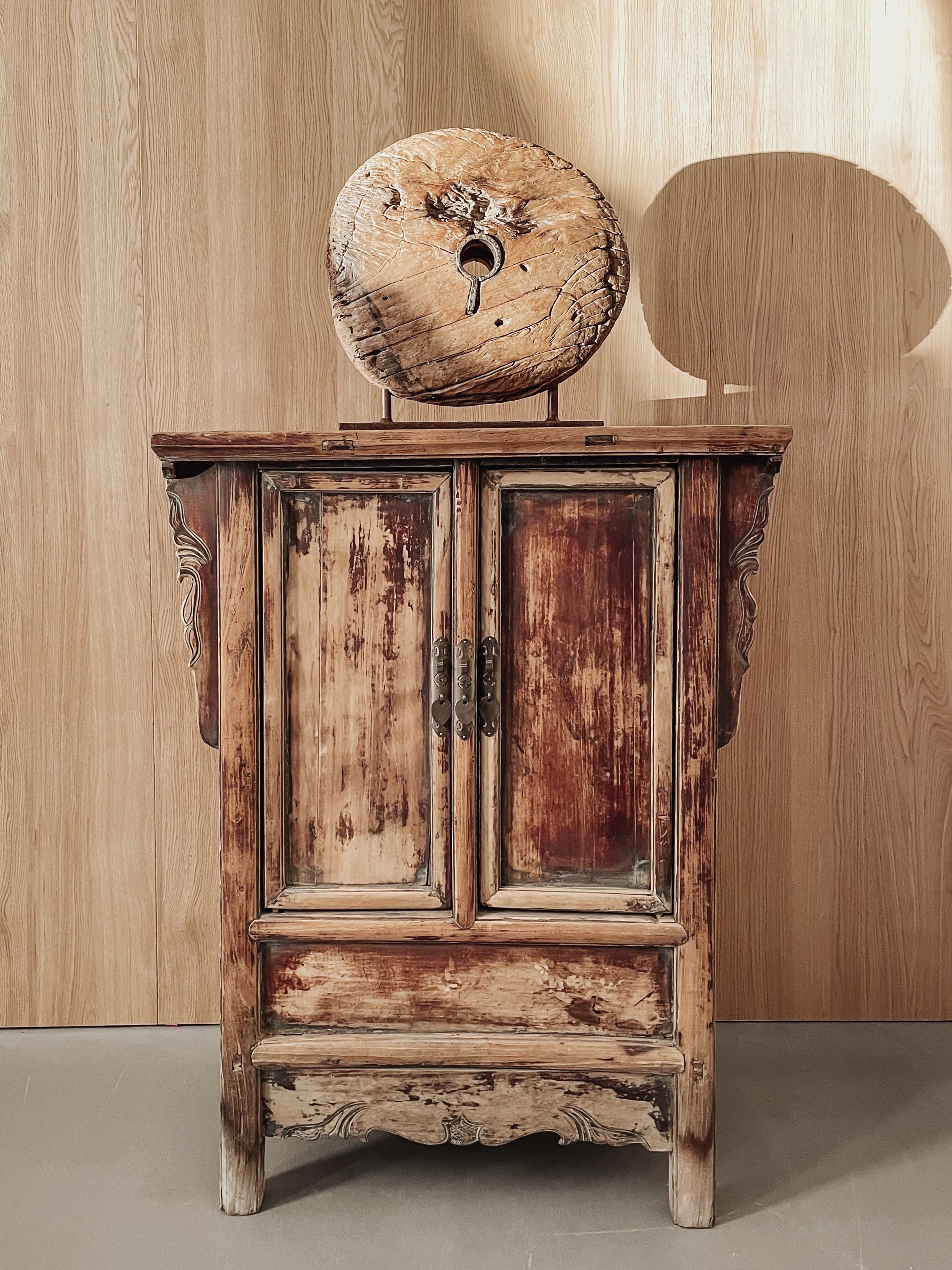 Alter chinesischer Schrank