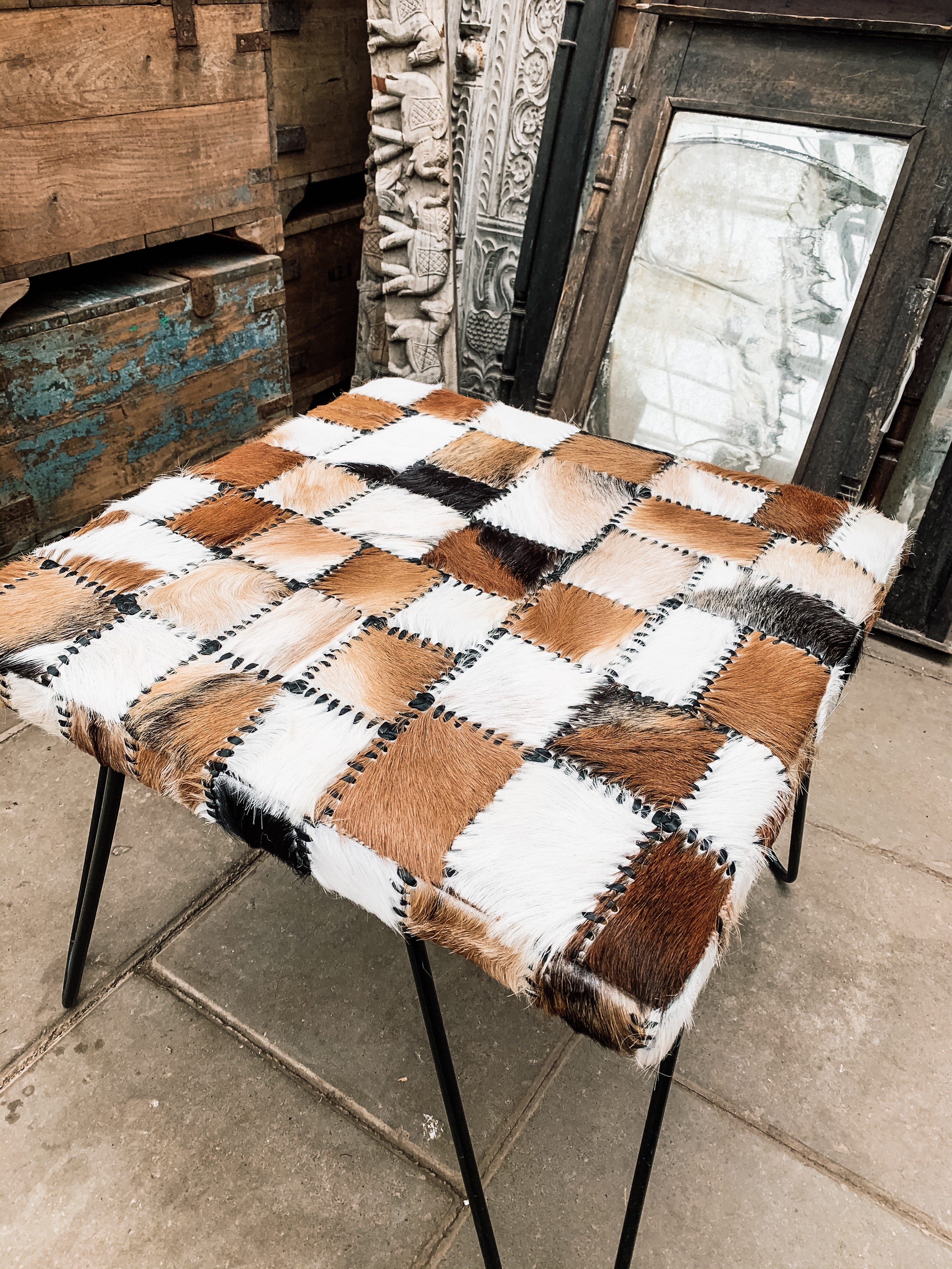 Hocker Ziegenleder - Mo's Interior Art