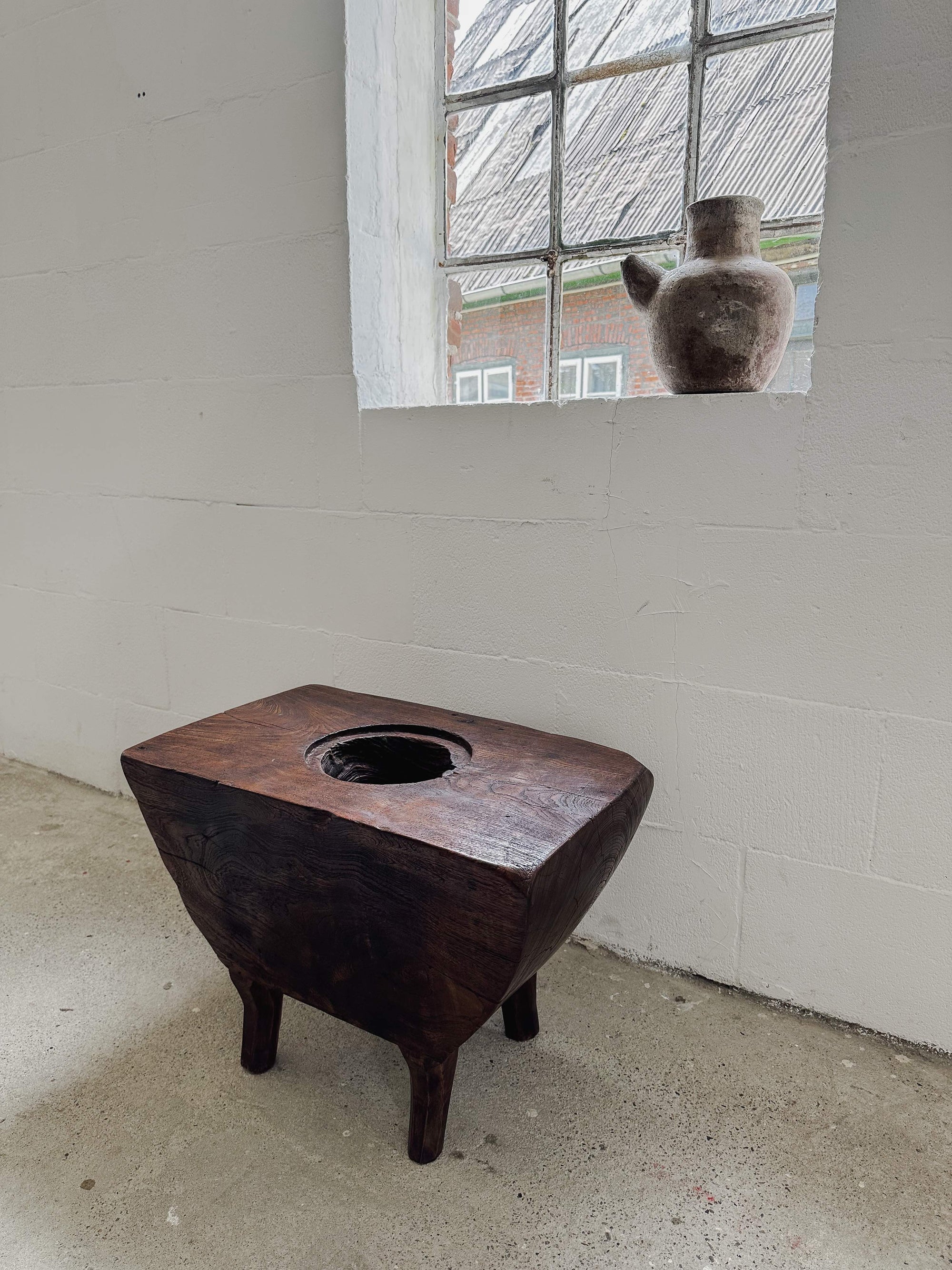 The grinder table on feet