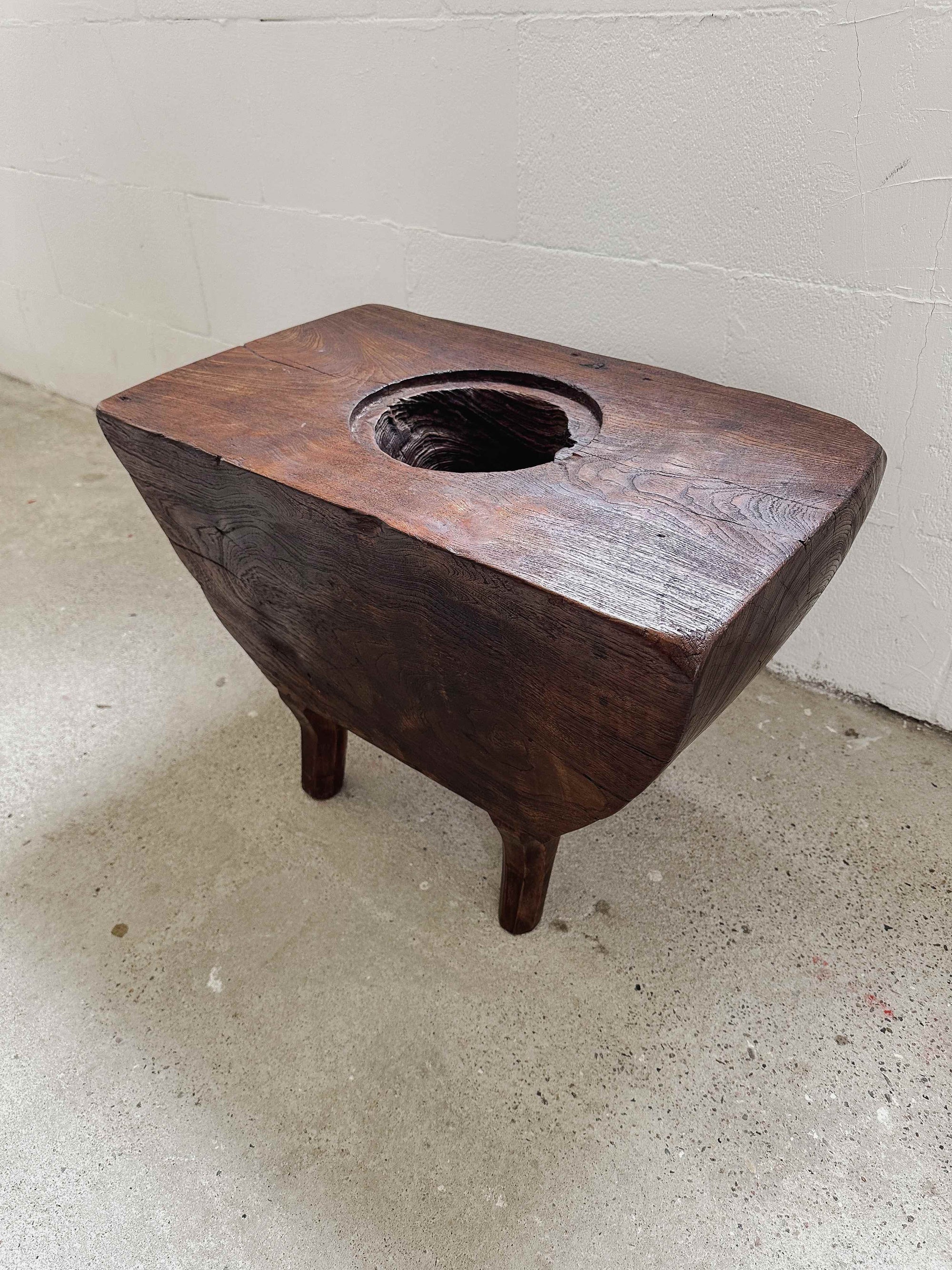The grinder table on feet