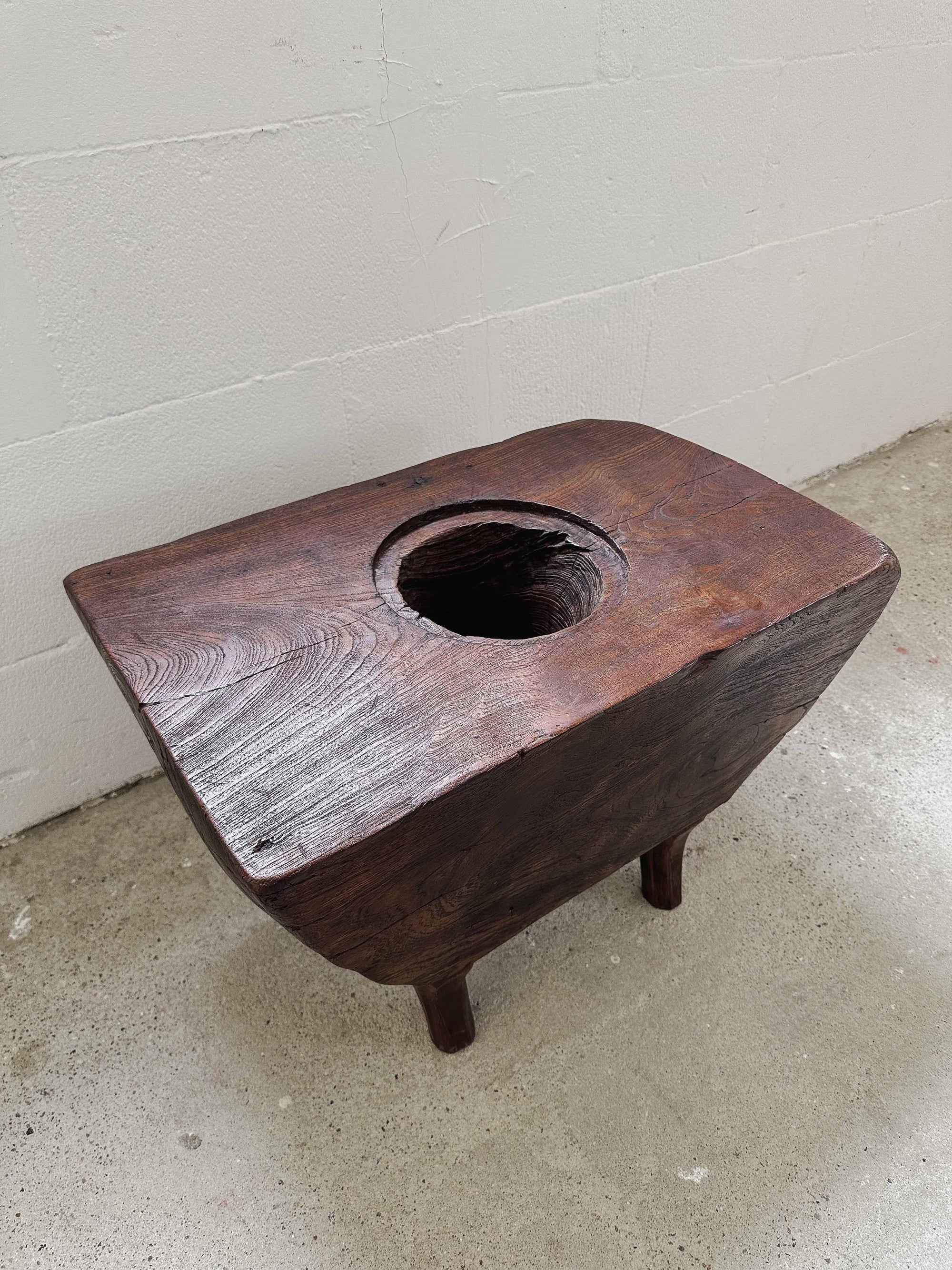 The grinder table on feet