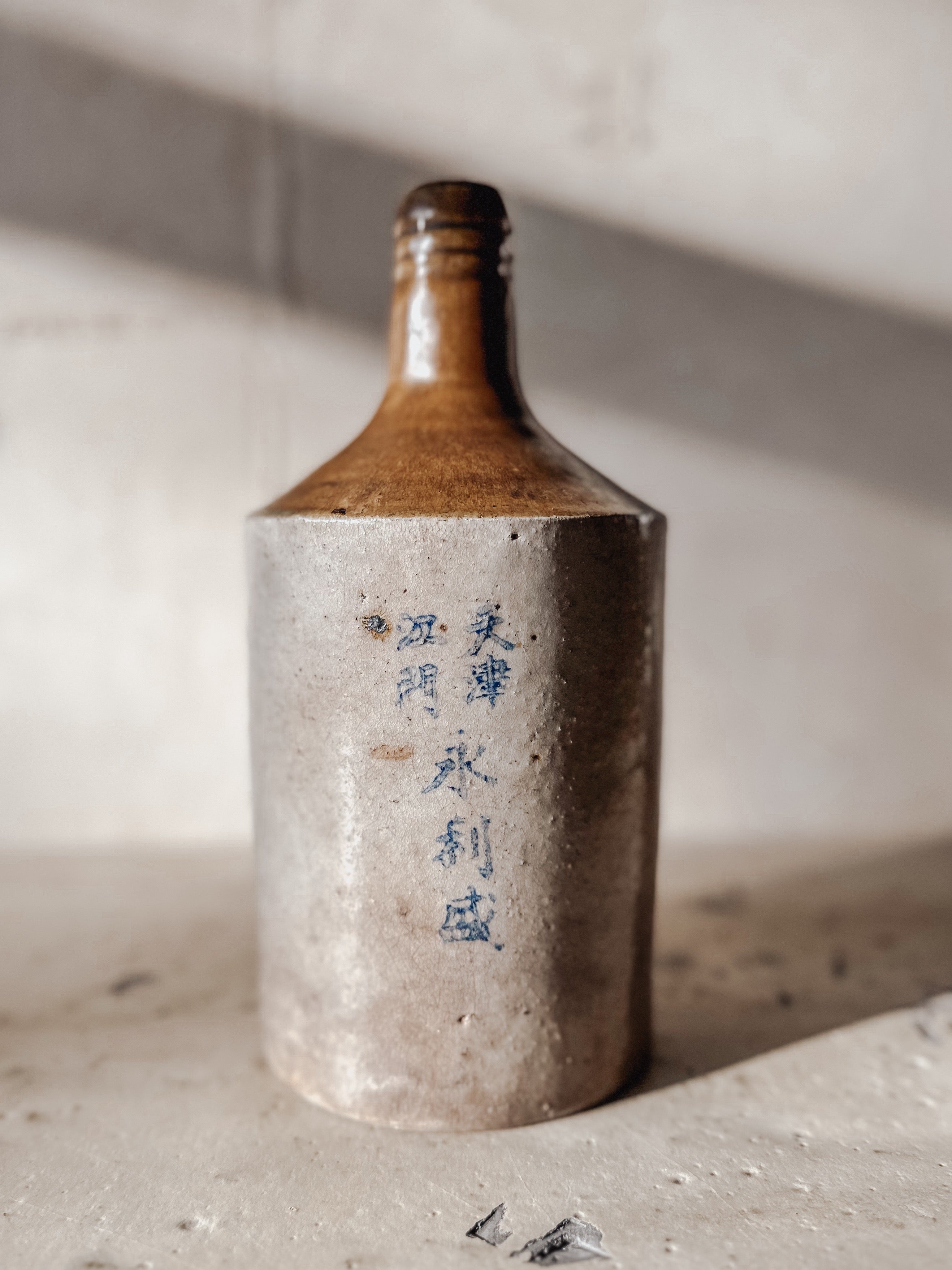 Alte Reisweinflasche aus Steingut