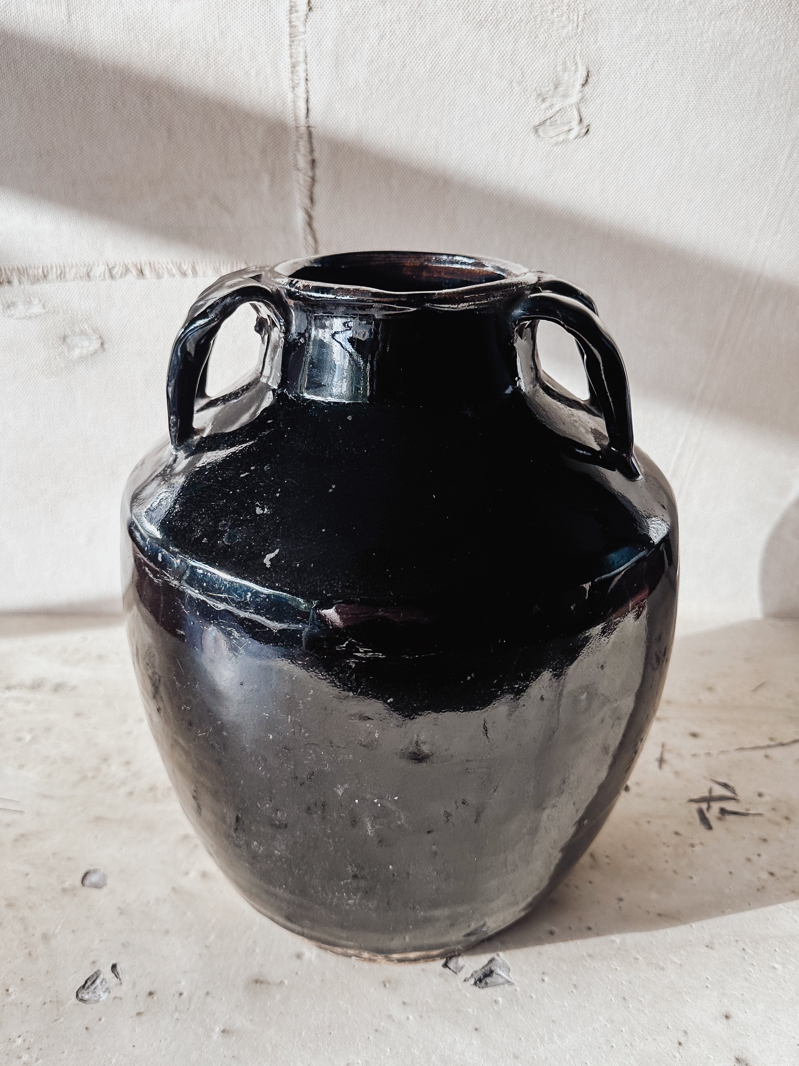 Vase antik schwarz mit seitlichen Griffen