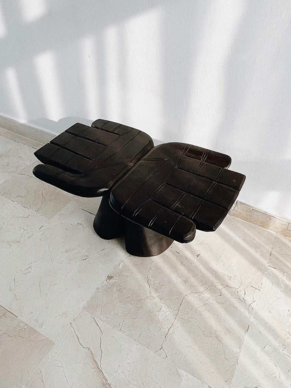 Der "La Main" Tisch/Hocker