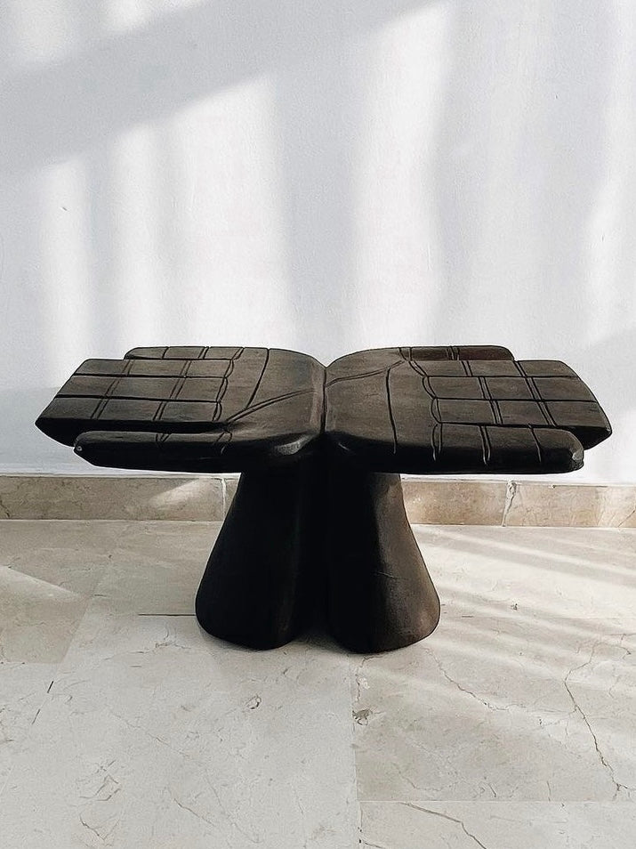 Der "La Main" Tisch/Hocker