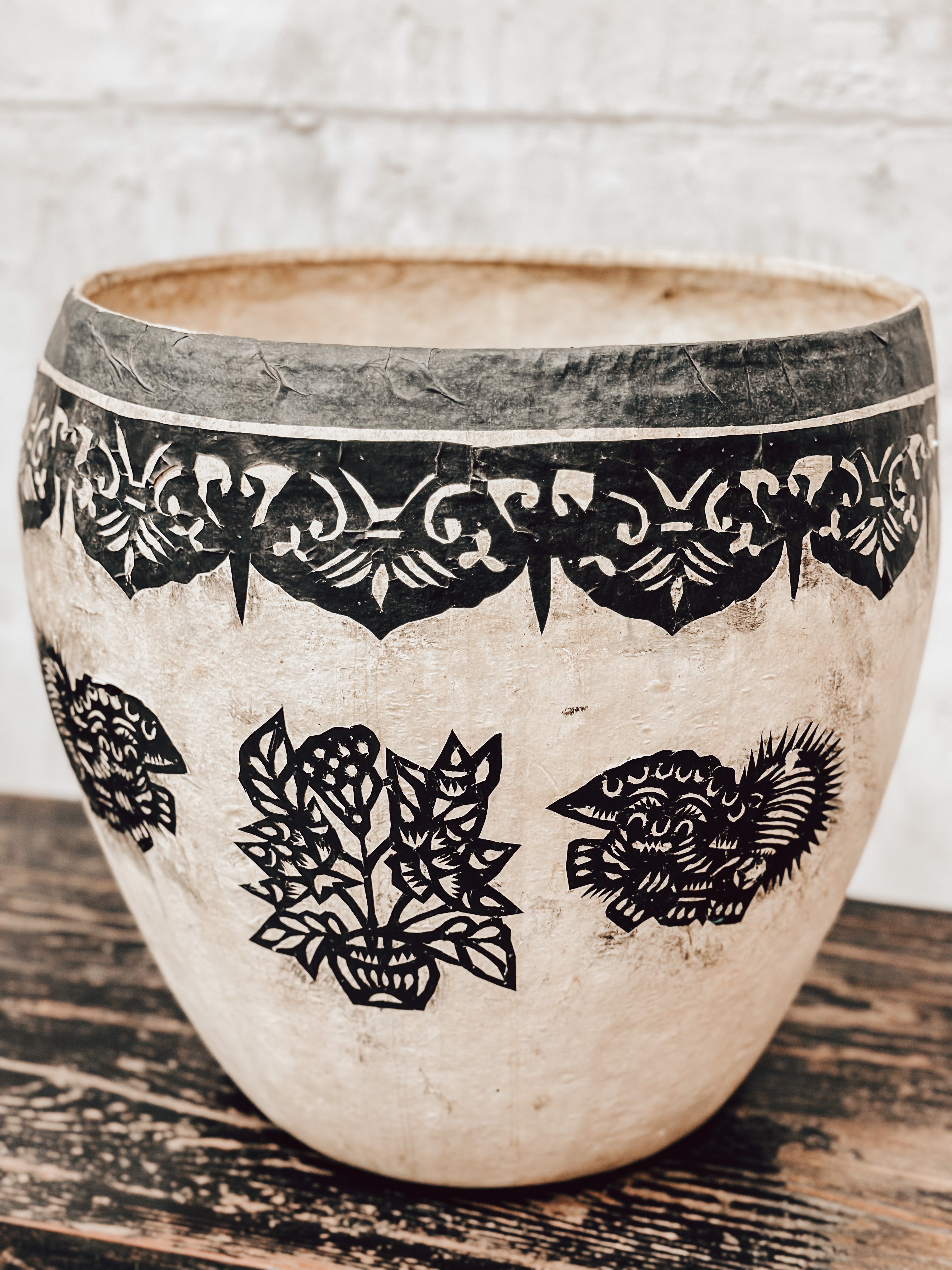 Paper mache basket black/white
