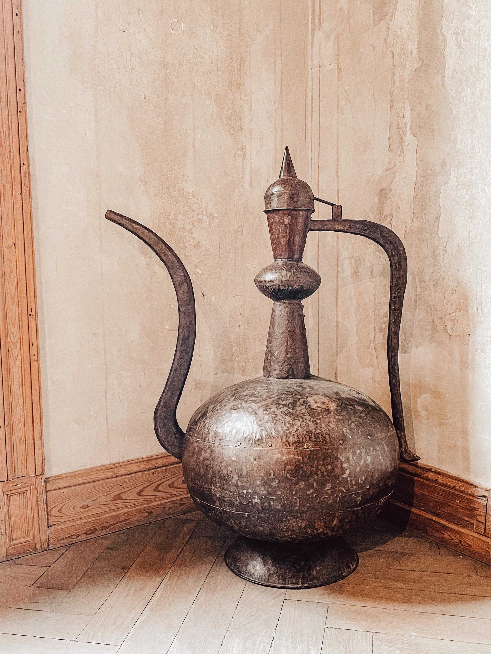 Alter indischer Wasserkrug