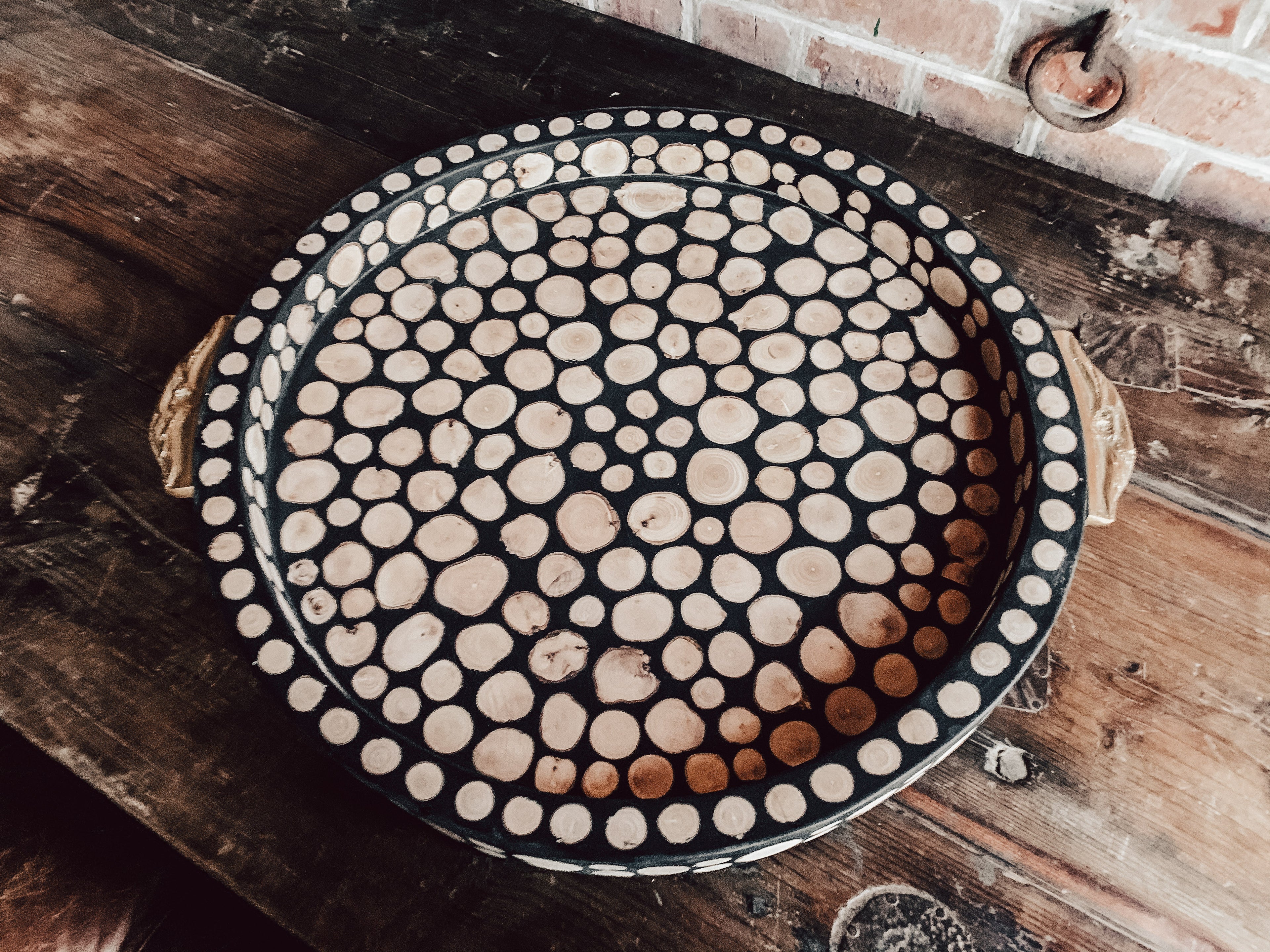Tablett Holz mit goldfarbenen Griffen - Mo's Interior Art