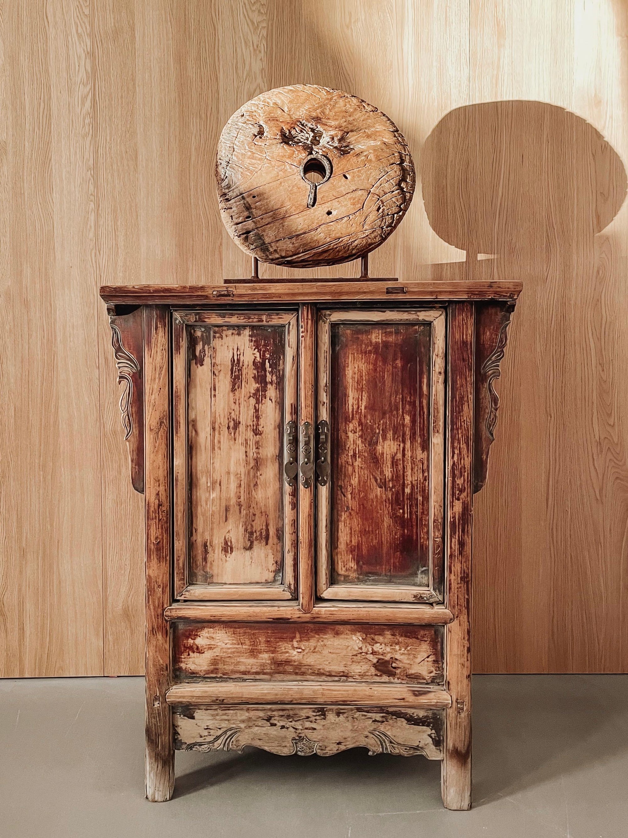 Alter chinesischer Schrank