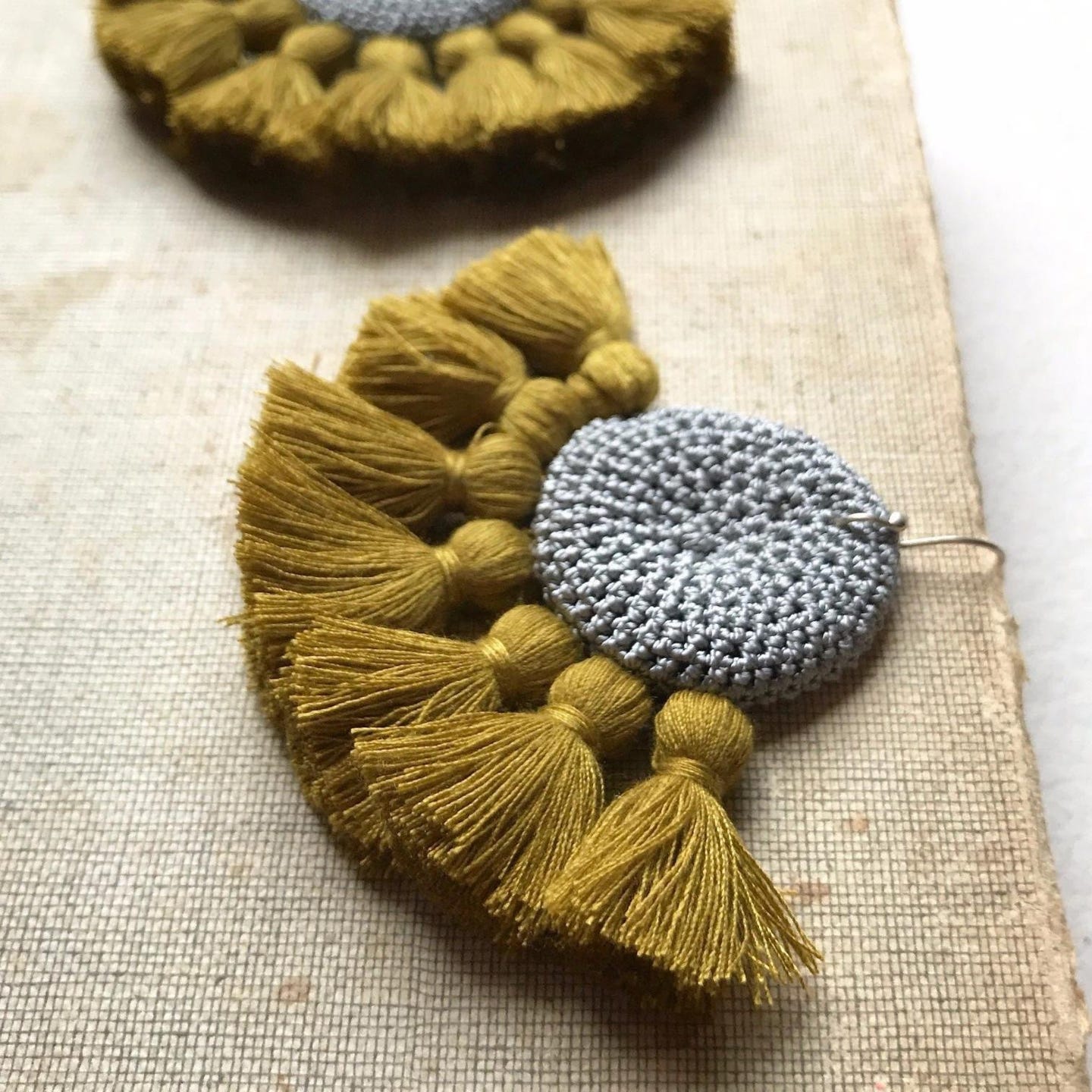 Ohrringe Crochet grau & cumin