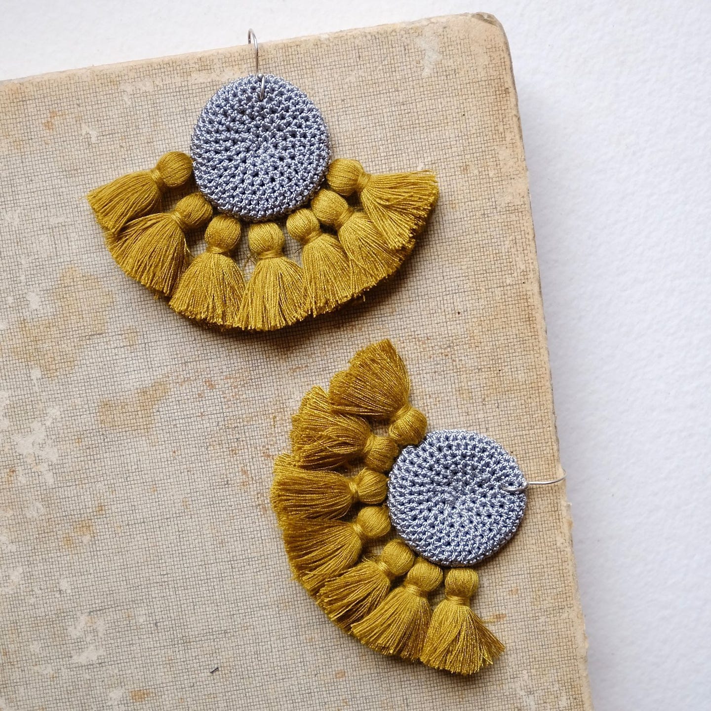 Ohrringe Crochet grau & cumin