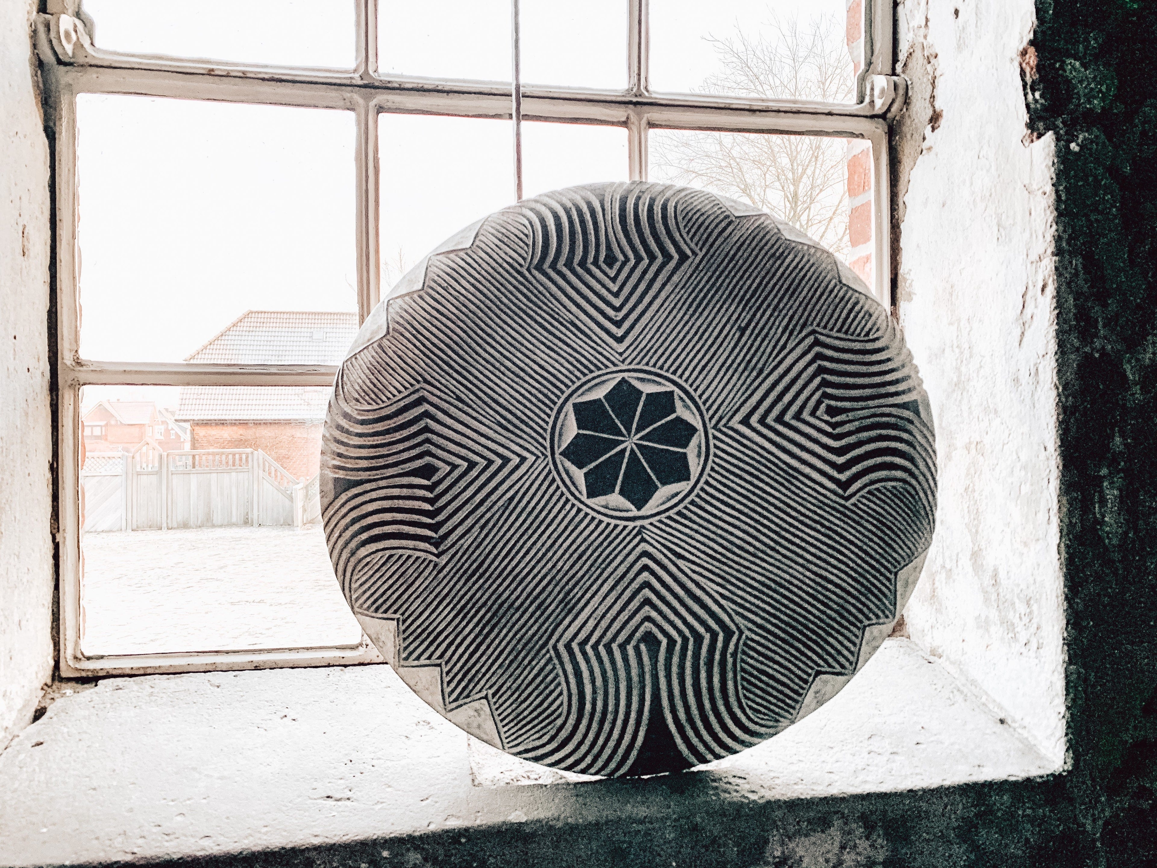 Schild Bamileke s/w - Mo's Interior Art