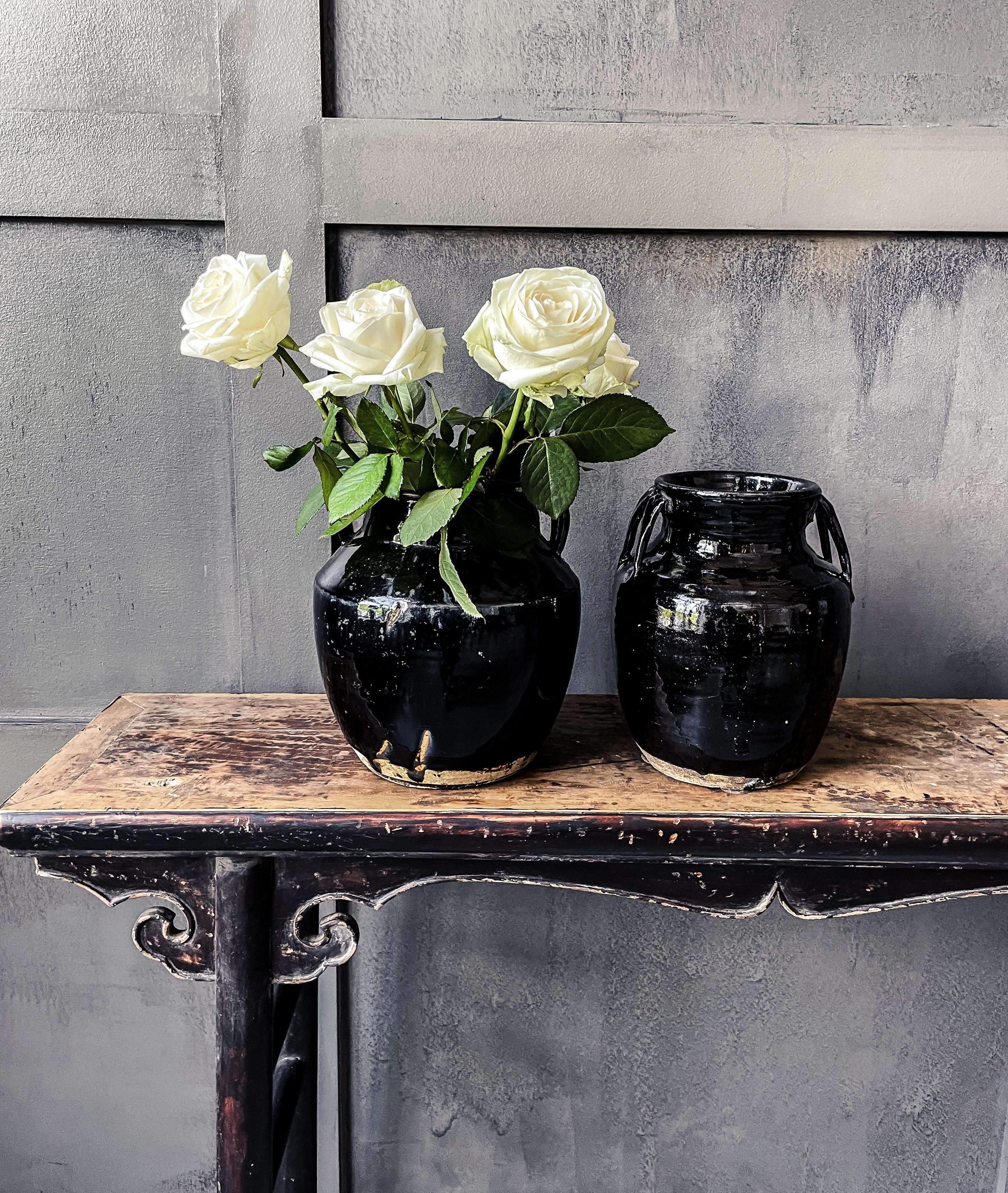 Vase antique black with side handles